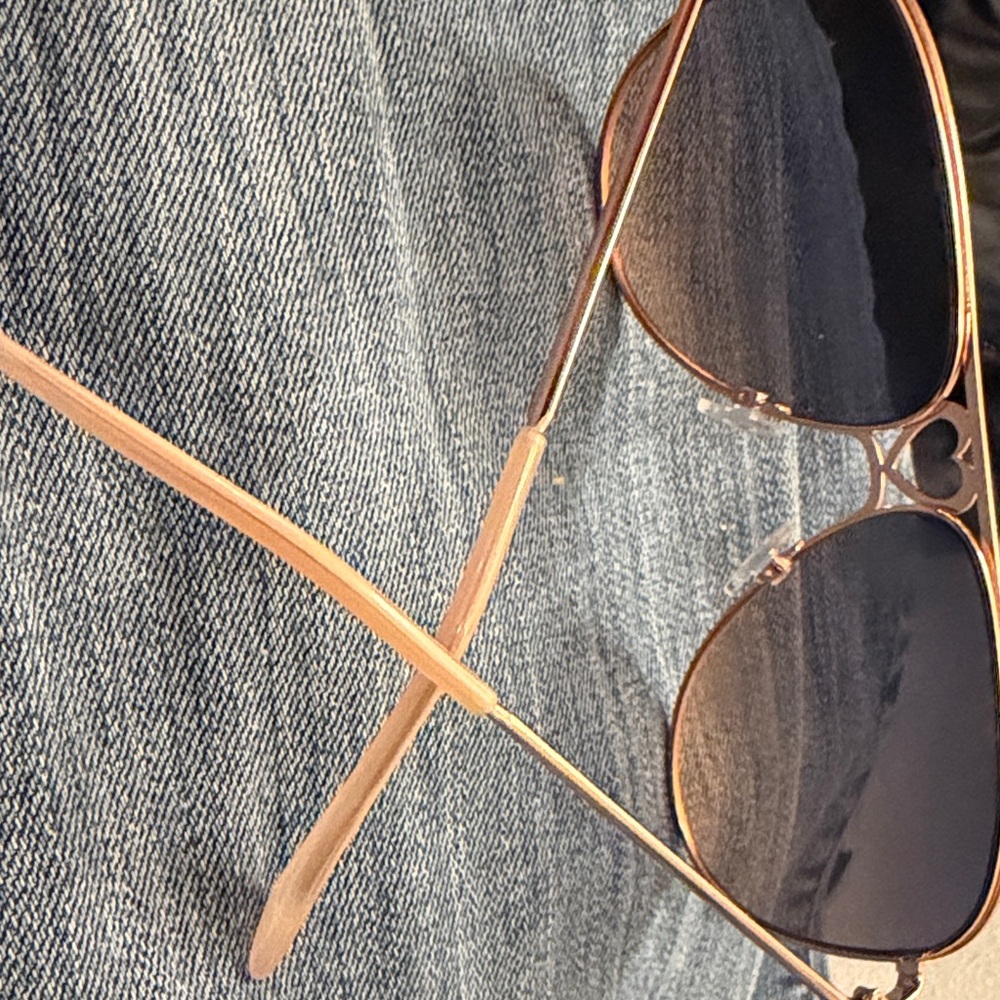 Stylish Gold Sunglasses - Picture 3 of 7